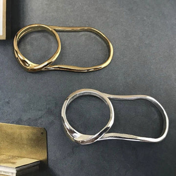 Exaggerated Two-Finger Cross Connected Ring