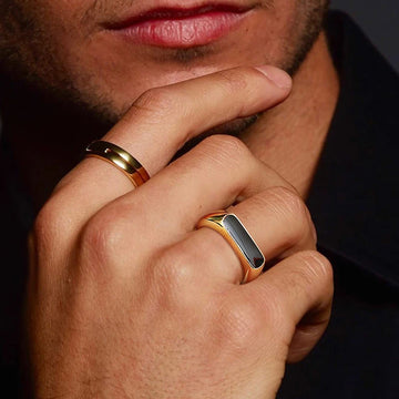 Signet Bar in Gold and Black Ring